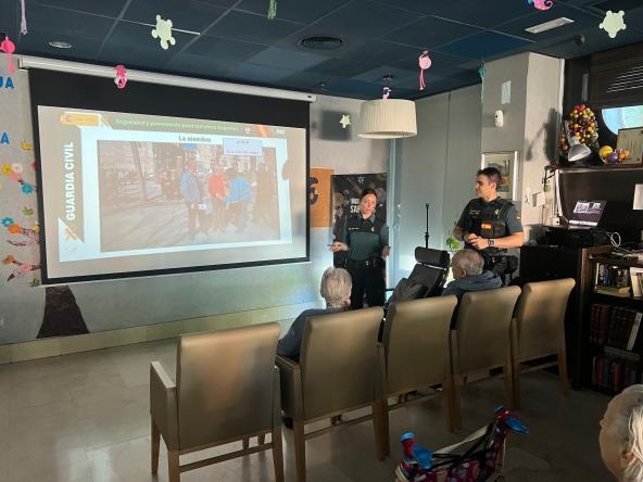 Charla de seguridad a personas mayores